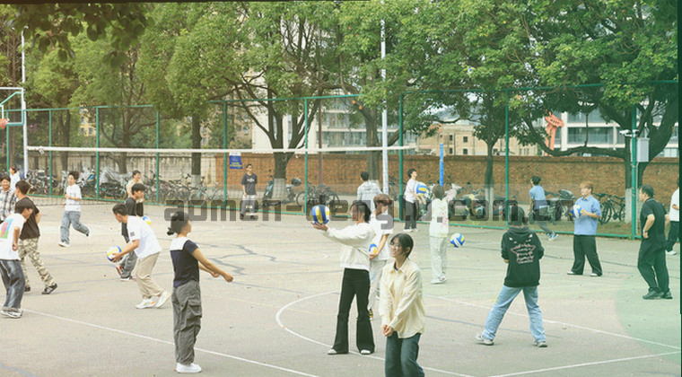 层叠的纸面卡片与抽象编号，墨色深浅区分四个内容族
